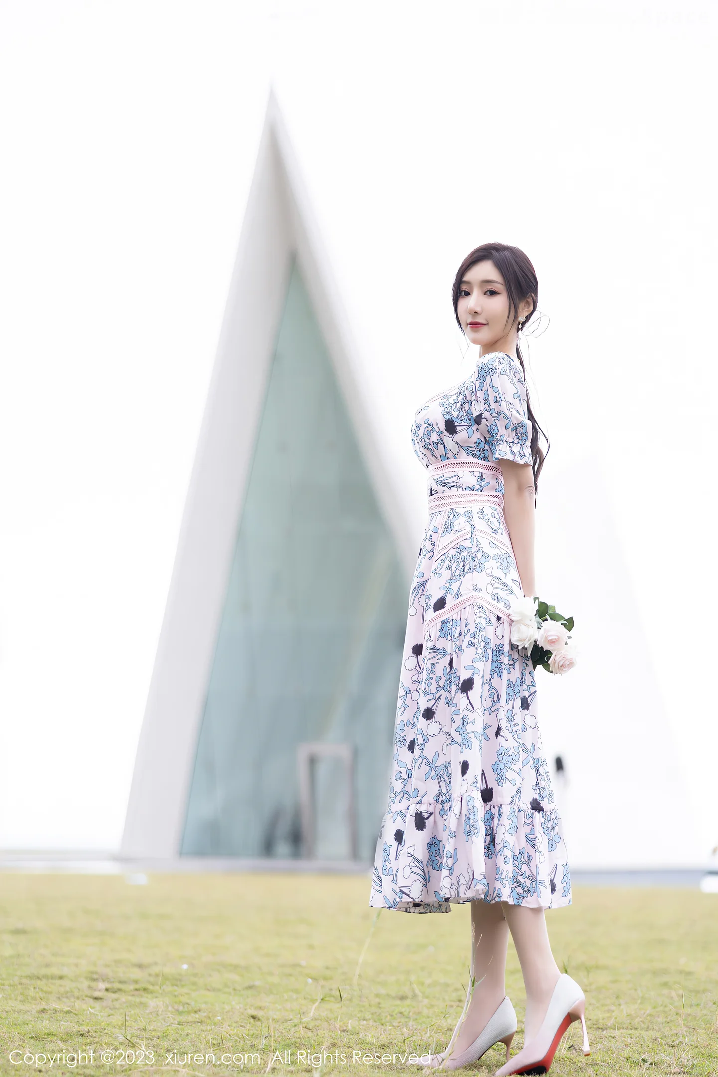 图片[2]-[XiuRen秀人网]2023.03.24 VOL.6474 王馨瑶yanni 粉色连衣裙与灰色内衣加肉丝美腿性感私房写真集-秀人网官方网站